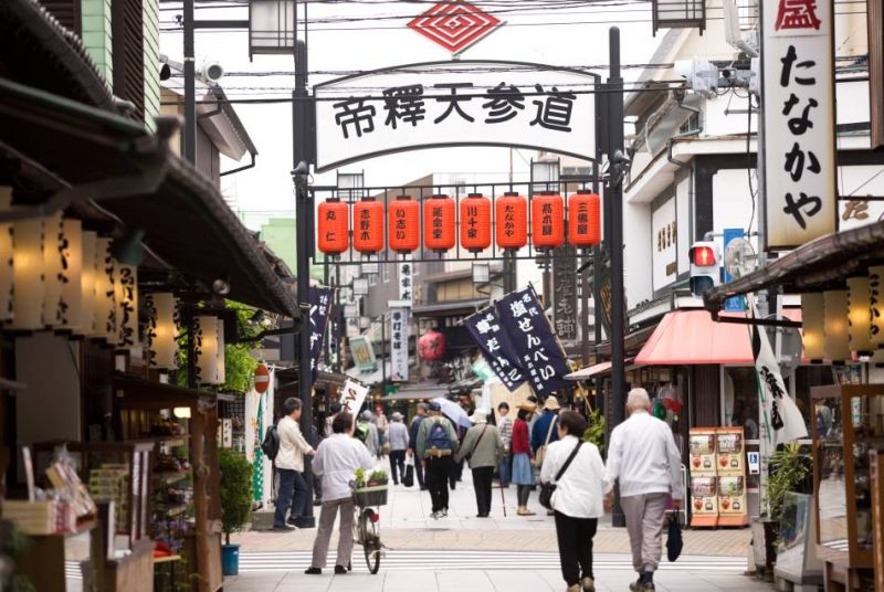 cổng vào đền Shibamata Taishakuten Sando